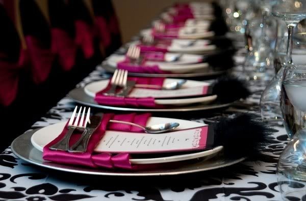 decor table mariage, assiette noires accessoires fushia, decor table fushia et noir, decoration mariage fushia et noir